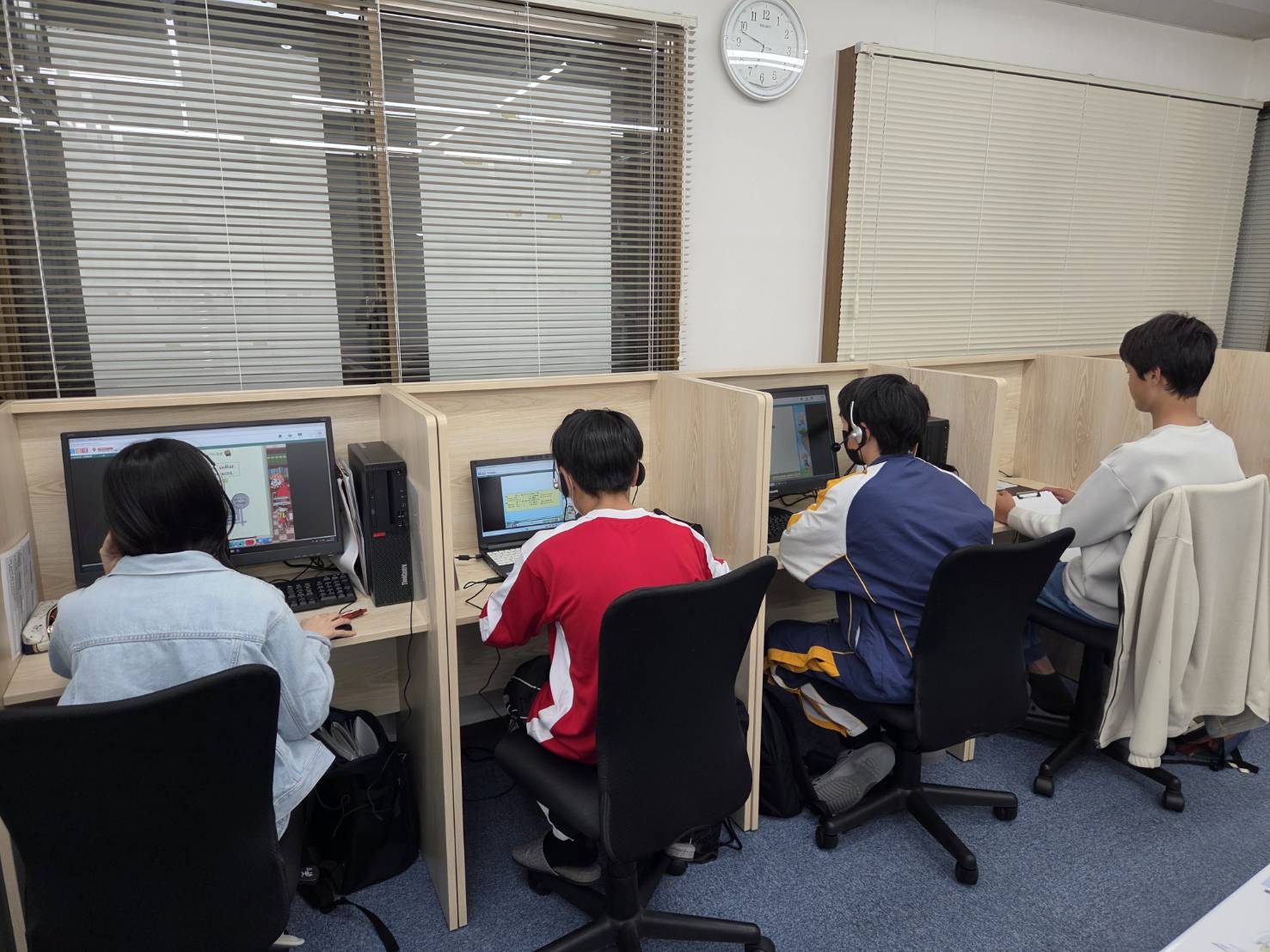 デジタル教材で学ぶ生徒たち